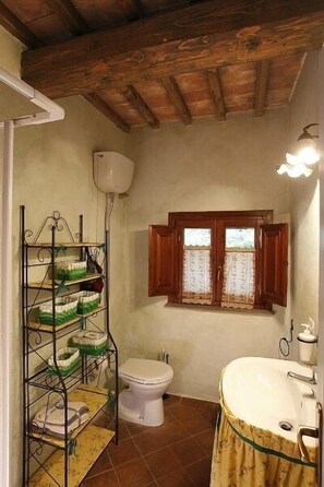 Apartment, 2 Bedrooms | Bathroom | Free toiletries, hair dryer, bidet, towels - Pian delle More (Sassetta)