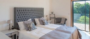 Habitación con 1 cama matrimonial o 2 individuales, vista a la montaña | Ropa de cama de alta calidad y minibar