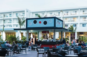 8 bars/lounges, 3 swim-up bars