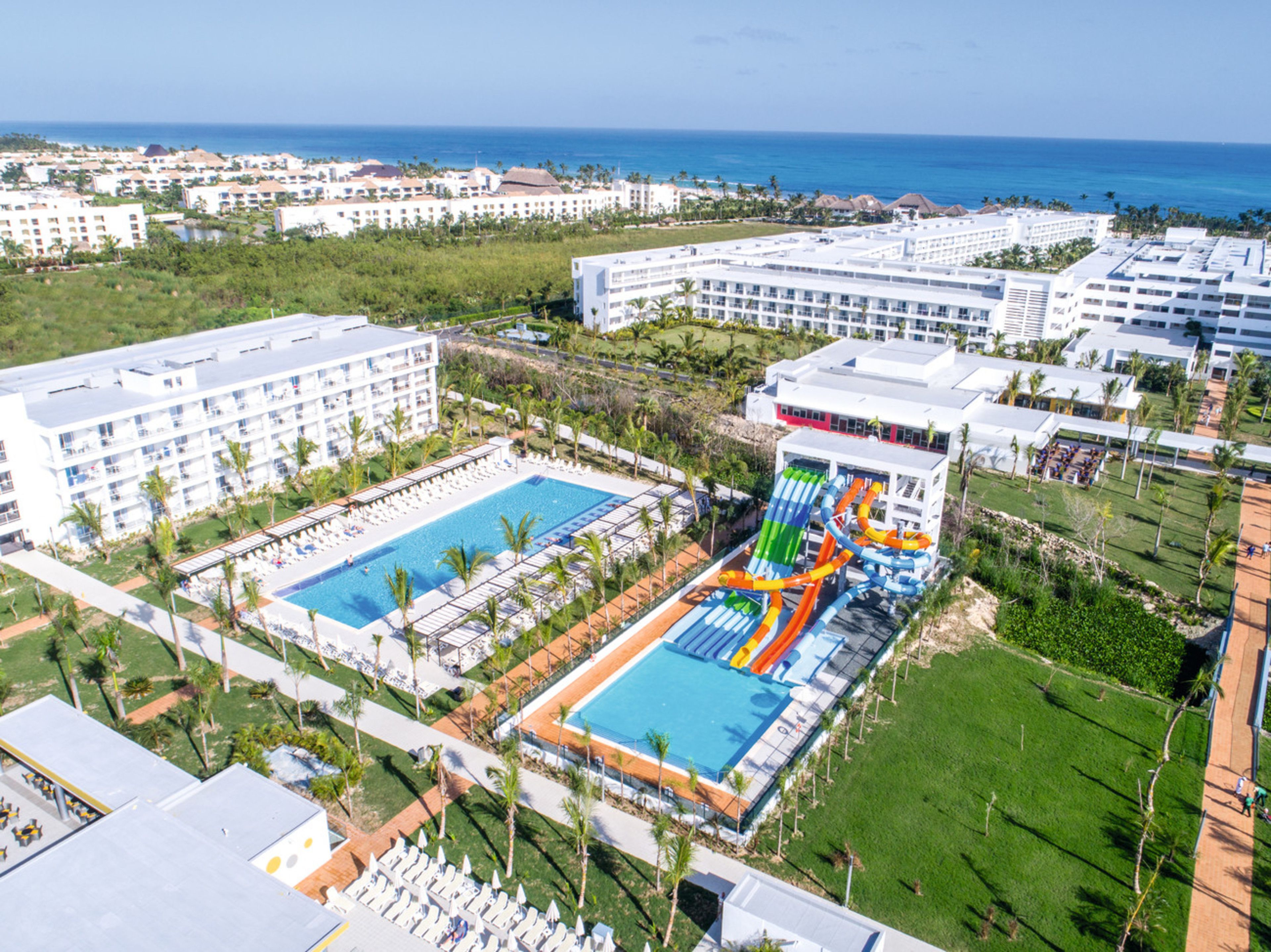 Un resort con diverse piscine, un parco acquatico e vista sulla spiaggia.