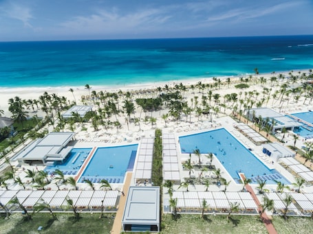 Outdoor pool, pool umbrellas, sun loungers. Hotel Riu Republica - Adults only - All Inclusive
