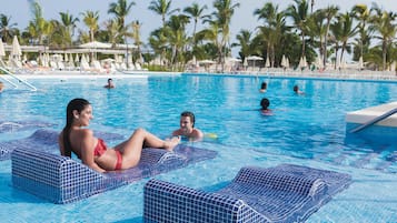 Piscine extérieure, parasols de plage, chaises longues