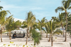 On the beach, white sand, sun loungers, beach towels - Hotel Riu Republica - Adults only - All Inclusive (Punta Cana)