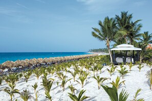 On the beach, white sand, sun loungers, beach towels - Hotel Riu Republica - Adults only - All Inclusive (Punta Cana)