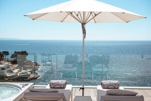 Minibar, caja de seguridad en la habitación y muebles diferentes 