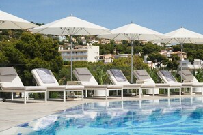 Seasonal outdoor pool, a natural pool, pool umbrellas, sun loungers - The Donna Portals (Calvia)