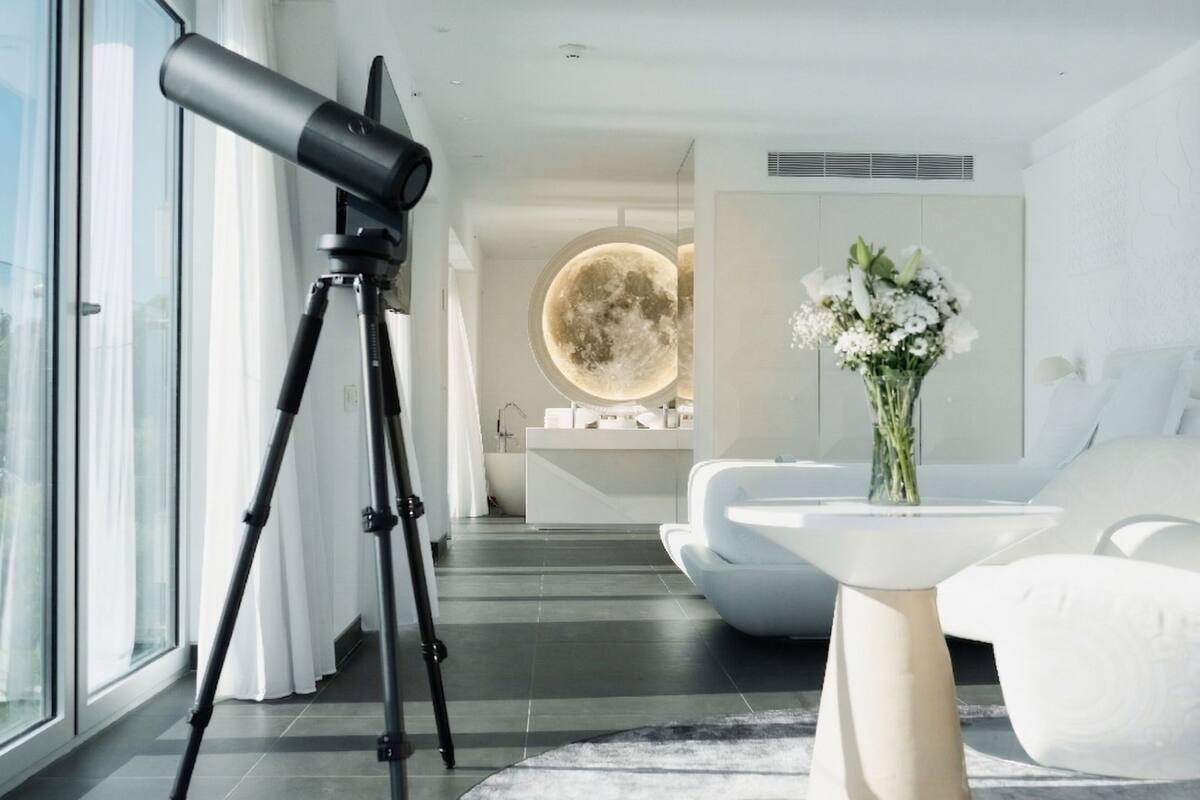 Stargazer Suite | Minibar, in-room safe, desk, laptop workspace