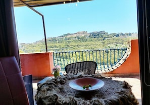Suíte júnior, terraço, vista para a cidade | 1 quarto, roupas de cama premium, camas Select Comfort, frigobar