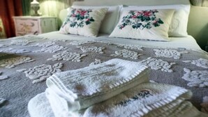 Uma cama com almofadas florais e um edredom estampado.
