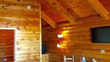 Single King Cabin | Iron/ironing board, cots/infant beds, rollaway beds, free WiFi