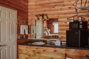 Combined shower/bathtub, free toiletries, towels - Bryce Canyon Log Cabins (Tropic)