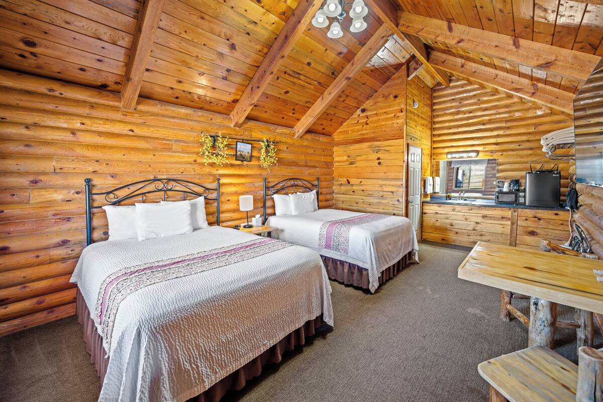 Cabaña de lujo, con acceso para personas discapacitadas, baño privado (Two Queen Cabin) | Tabla de planchar con plancha, wifi gratis y ropa de cama