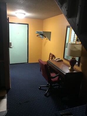 Loft Deluxe | Escritorio y espacio para trabajar con laptop 