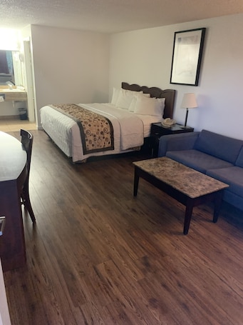 Standard Room, 1 Queen Bed | Desk, laptop workspace, iron/ironing board, free WiFi