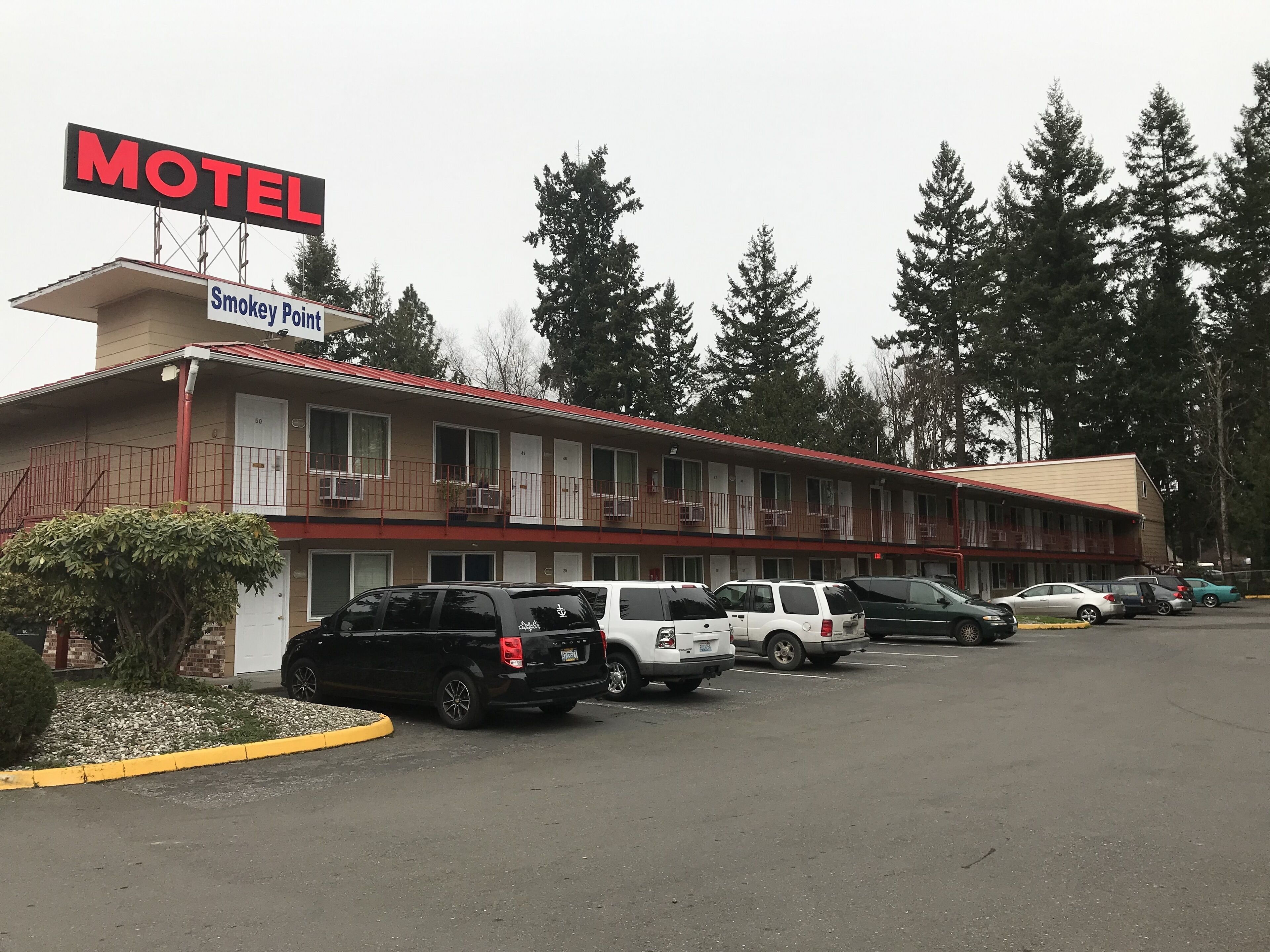 Un motel appelé Smokey Point, avec une rangée de voitures garées devant.