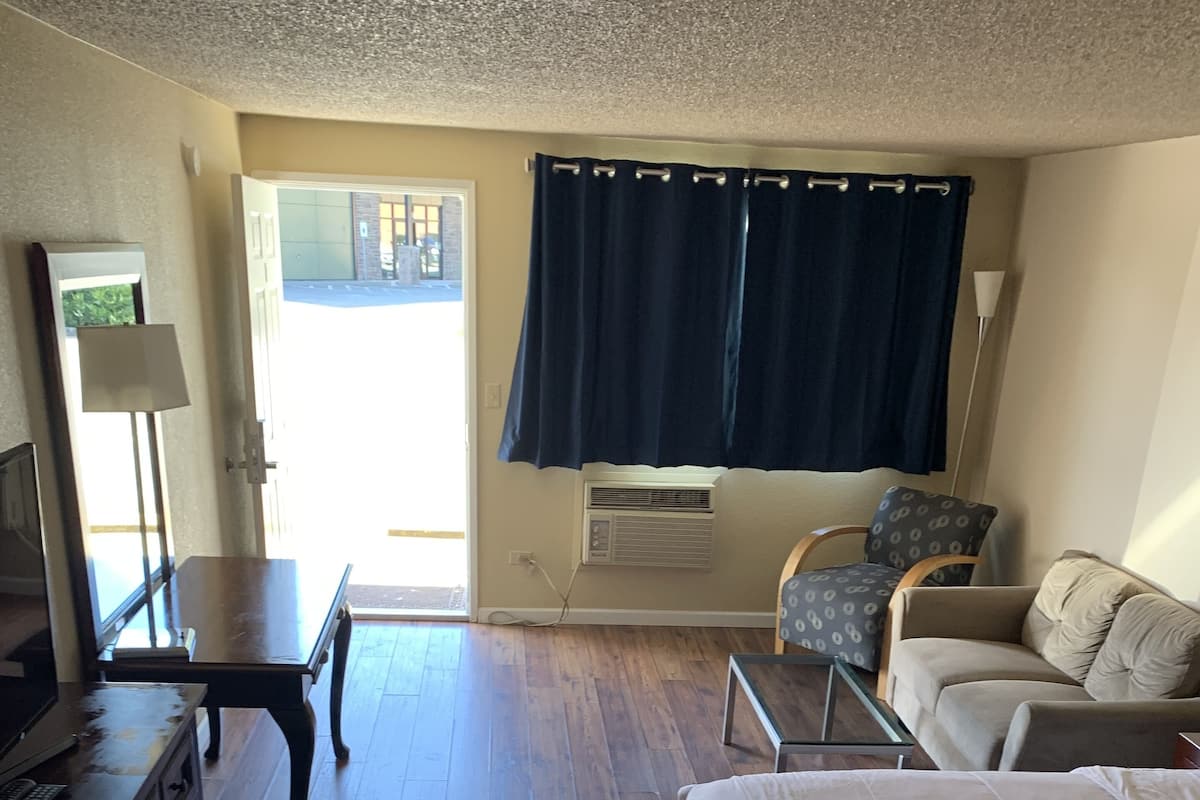 Standard Room, 1 King Bed