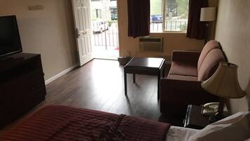 Standard Room, 1 Queen Bed | Desk, laptop workspace, iron/ironing board, free WiFi