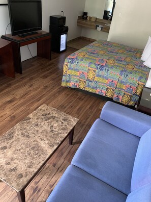 Habitación estándar, 1 cama King size | Área de sala de estar | Televisión de 32 pulgadas con canales por cable