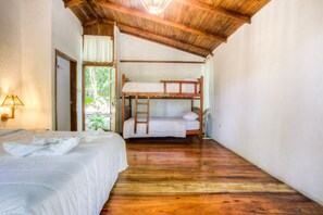 Escritorio y ropa de cama