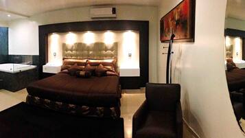 Suíte romântica, banheira de hidromassagem | Escrivaninha, berços grátis, Wi-Fi de cortesia