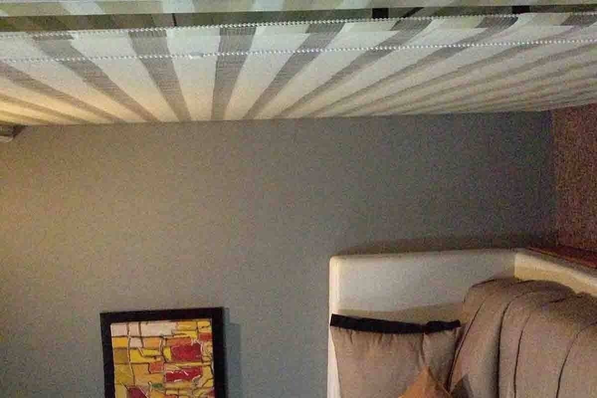 Una sala de estar moderna con un sofá, una mesa de centro y un cuadro en la pared.