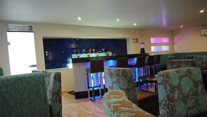 Zona de bar con asientos y barra.