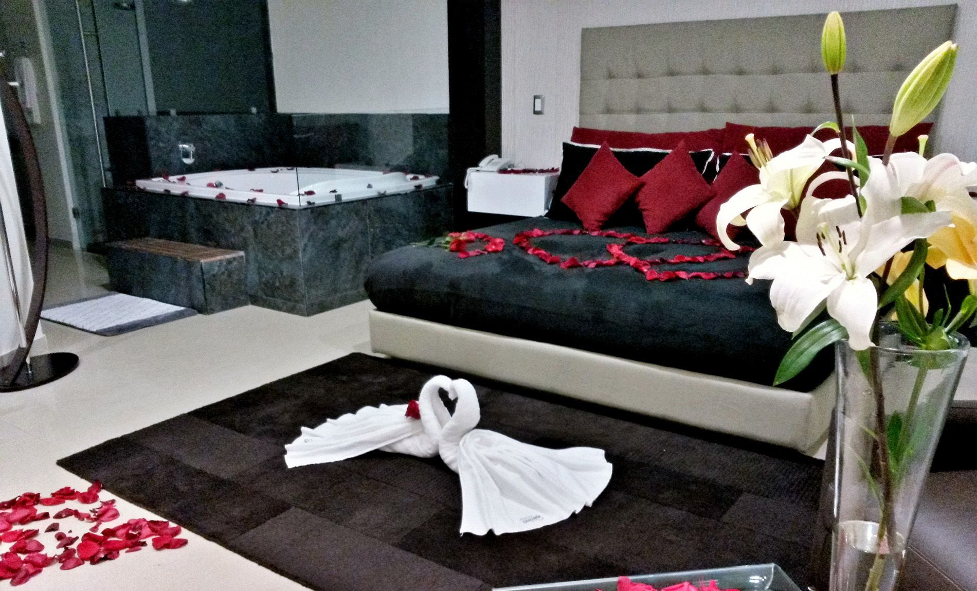 Romantic Suite, Jetted Tub | Desk, free cribs/infant beds, free WiFi