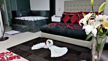 Romantic Suite, Jetted Tub | Desk, free cribs/infant beds, free WiFi