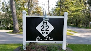 Exterior - M-22 Inn Glen Arbor (Glen Arbor)