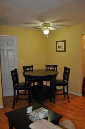 Fridge, microwave, coffee/tea maker - M-22 Inn Glen Arbor (Glen Arbor)