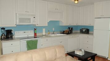 Family Apartment, 2 Bedrooms, Kitchen | Private kitchen | Fridge, microwave, coffee/tea maker