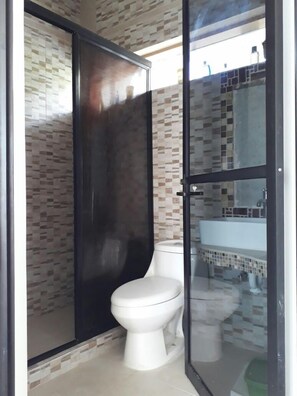 Standard Room, 1 Queen Bed, Courtyard View, Garden Area | Bathroom - Buenos Dias B&B (Puerto Morelos)