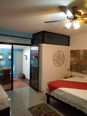 Studio, Kitchenette | In-room dining