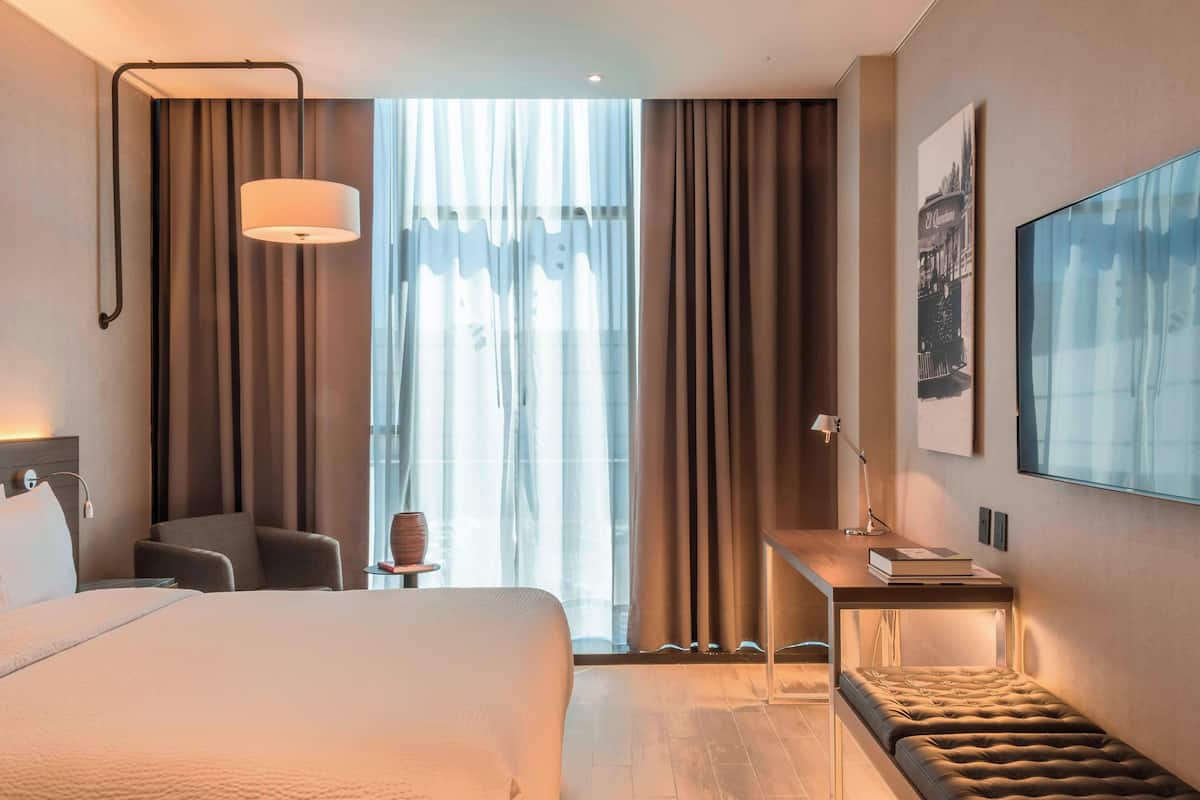 Kamer, 1 kingsize bed | Een kluis op de kamer, een bureau, verduisterende gordijnen