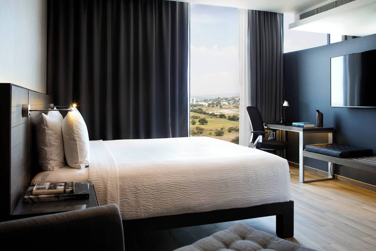 Phòng Suite Executive, 1 giường cỡ king | Két bảo mật tại phòng, bàn, màn/rèm cản sáng, phòng cách âm 