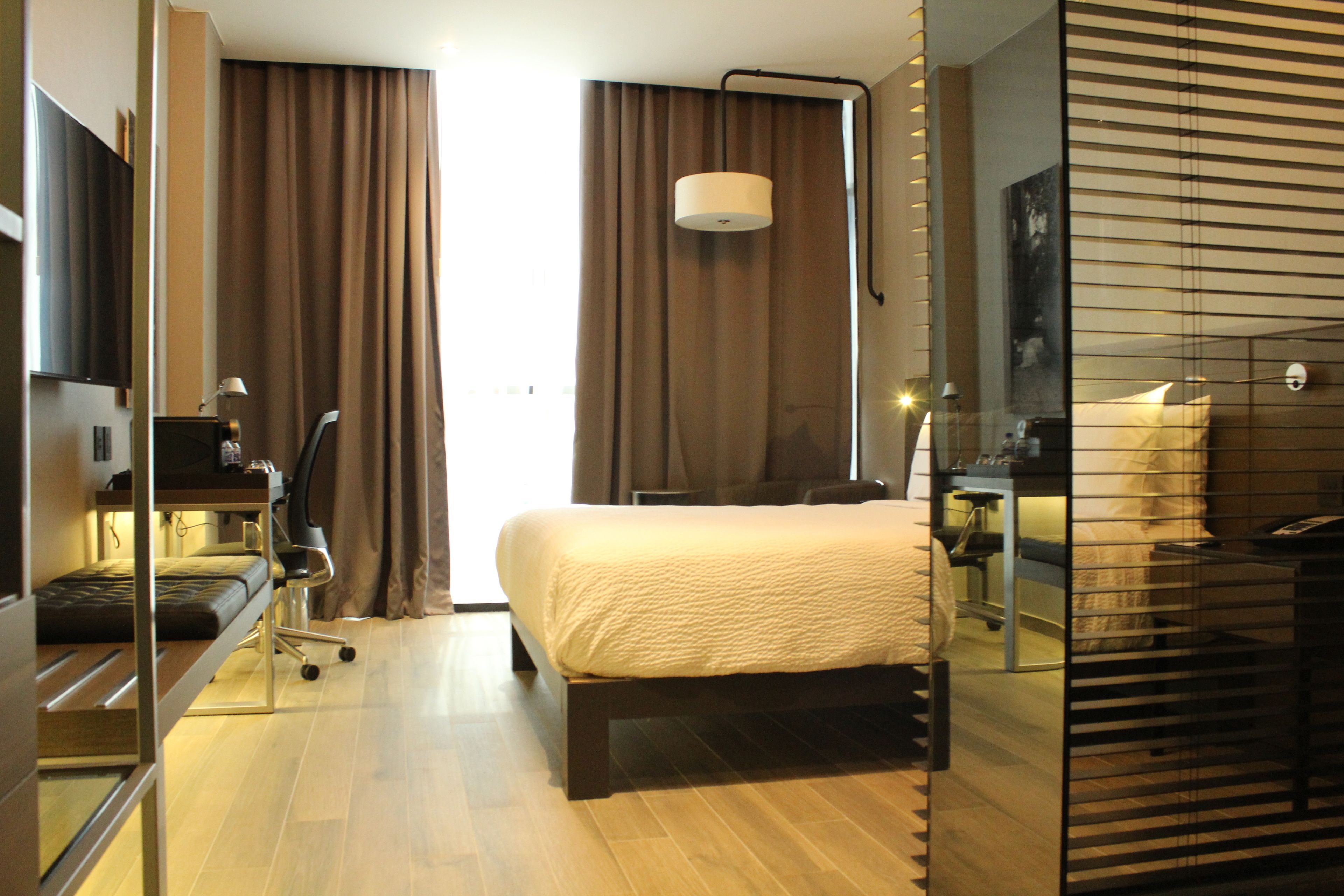 room, 1 king bed | in-room safe, desk, blackout curtains, soundproofing