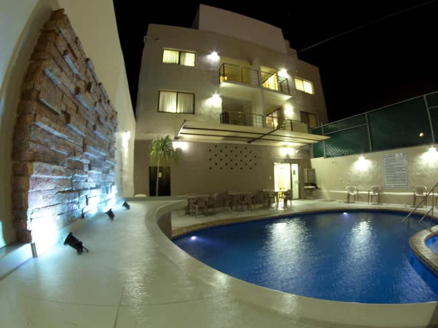 Una piscina al aire libre