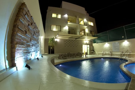 Una piscina al aire libre