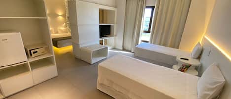 Habitación cuádruple Premium | Escritorio, wifi gratis y ropa de cama
