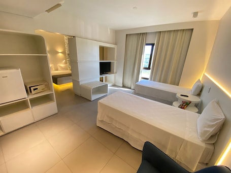 Escritorio, wifi gratis y ropa de cama