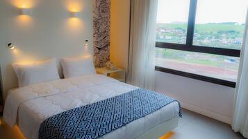 Quarto premium, 1 cama de casal | Escrivaninha, Wi-Fi de cortesia, roupa de cama