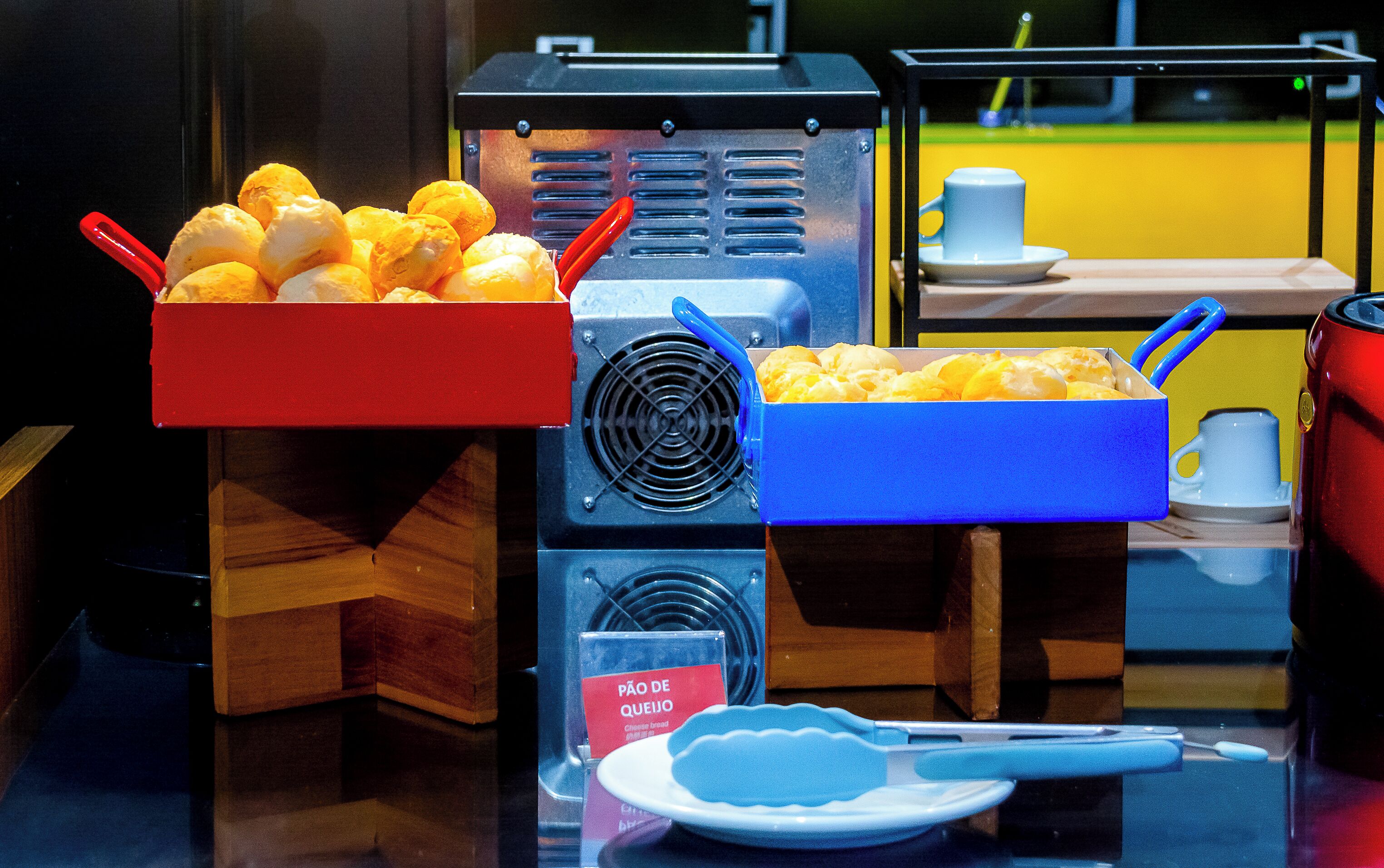 Un buffet de petit-déjeuner proposant une variété d'aliments et d'ustensiles.