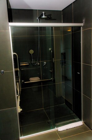 Shower, eco-friendly toiletries, towels - Golden Tower Shopping by Fênix Hotéis (Pouso Alegre)