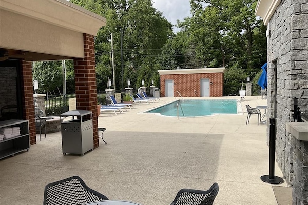 Alberca al aire libre por temporada y sombrillas en la alberca