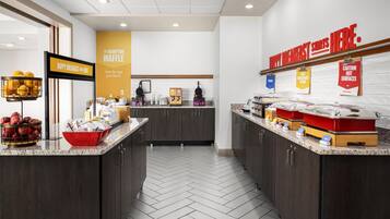 Café da manhã com buffet grátis todos os dias