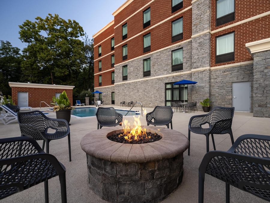 Piscina externa sazonal, funciona das 8h às 22h, guarda-sóis