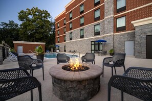 Seasonal outdoor pool, open 8:00 AM to 10:00 PM, pool umbrellas - Hampton Inn Lexington Medical Center (Lexington)
