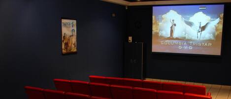 Cine con asientos rojos y una pantalla que muestra 'Colombia Tristar DVD'.