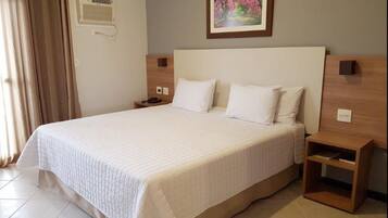 Frigobar, cofres nos quartos, escrivaninha, Wi-Fi de cortesia