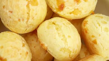 Um close-up de vários pastéis redondos e amarelos, com recheio à vista.